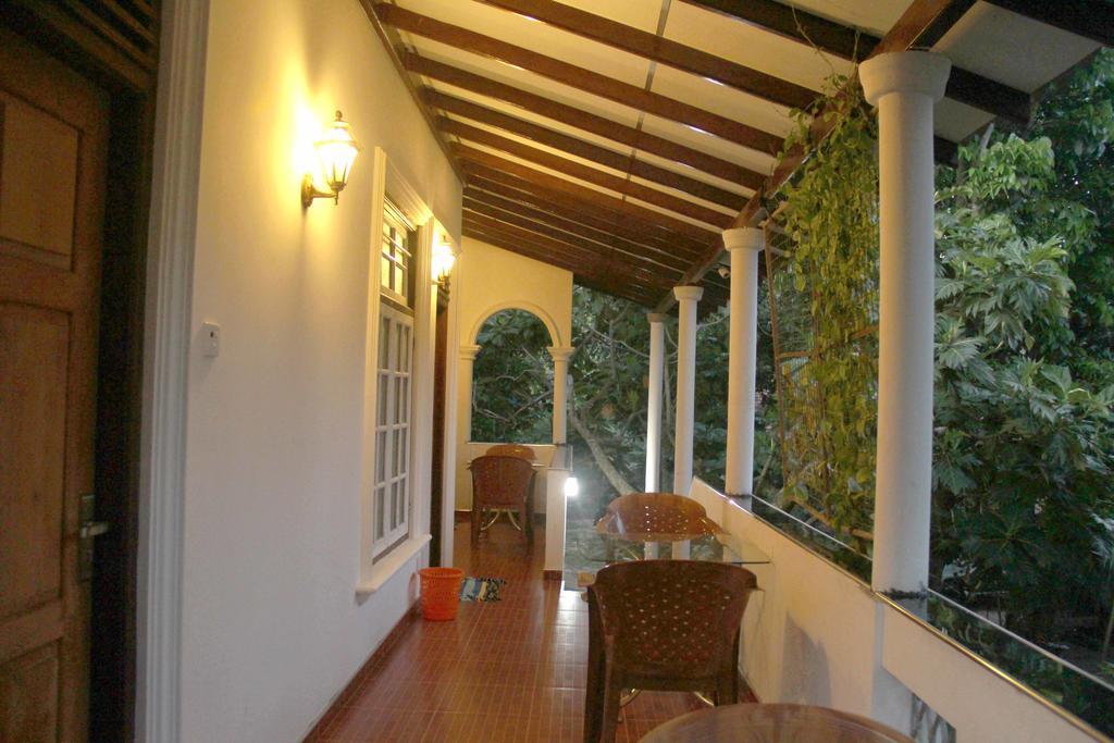 Lionka Guesthouse Mirissa Buitenkant foto
