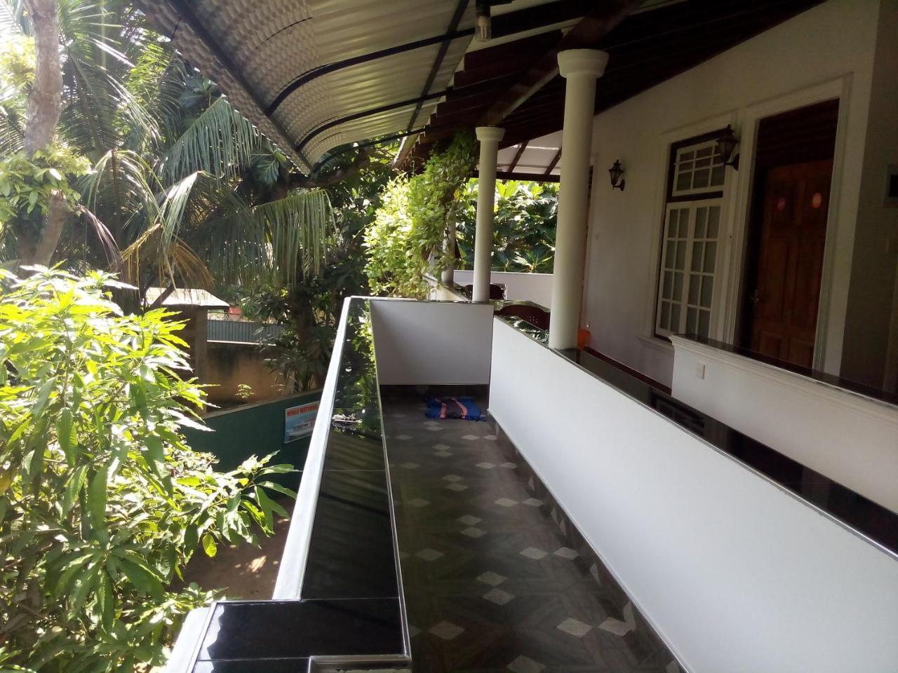 Lionka Guesthouse Mirissa Buitenkant foto