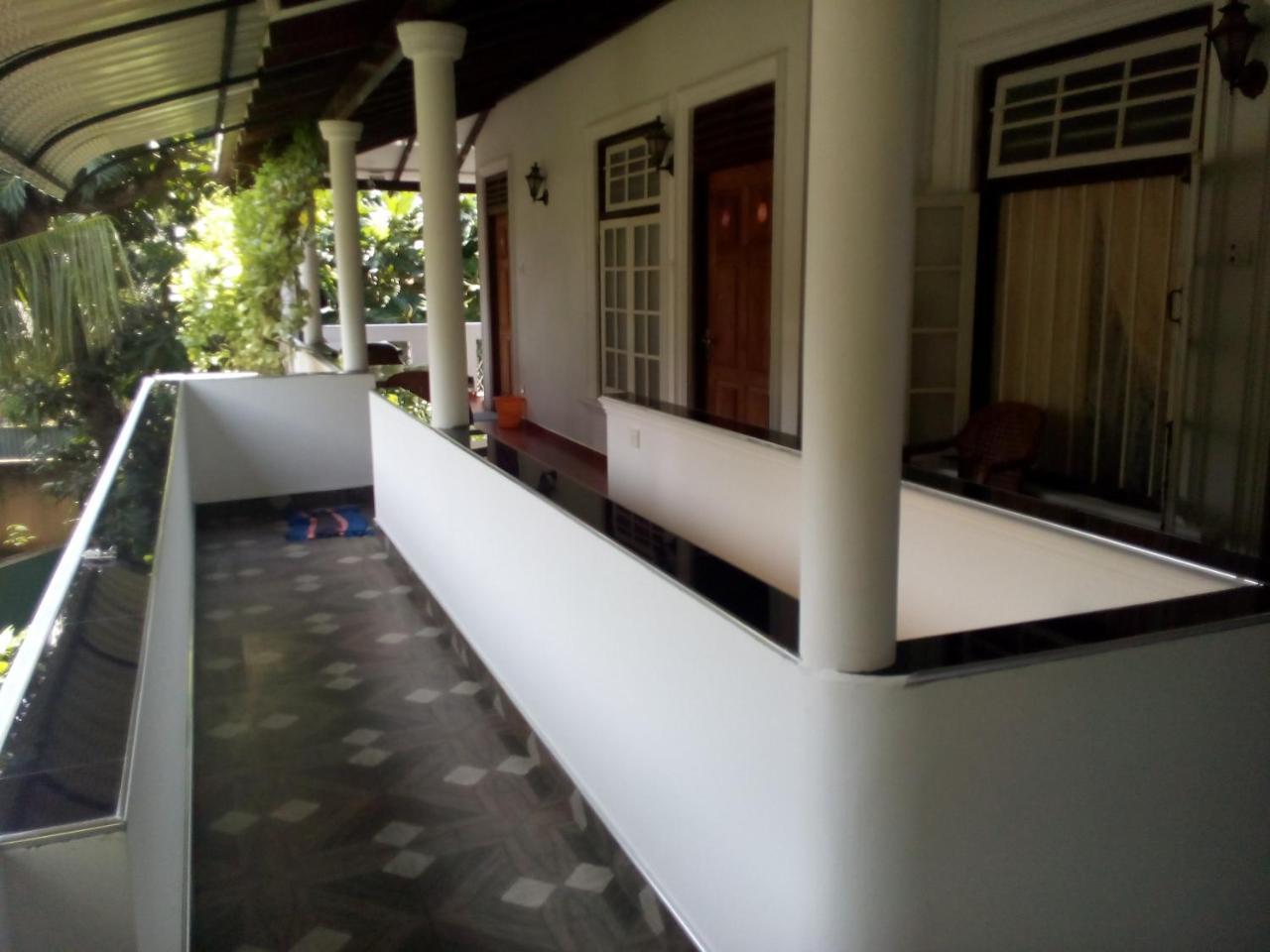 Lionka Guesthouse Mirissa Buitenkant foto
